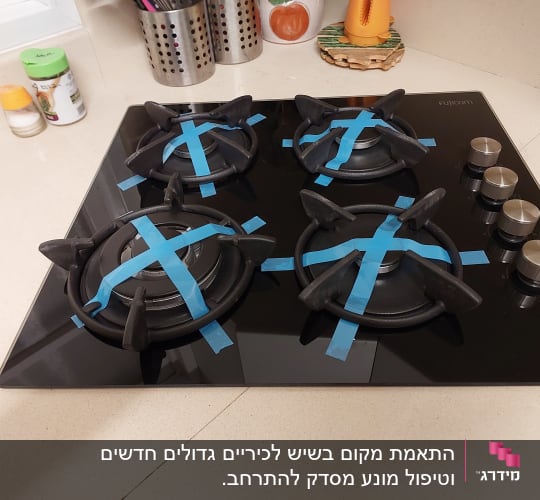 כיריים על משטח שיש במטבח